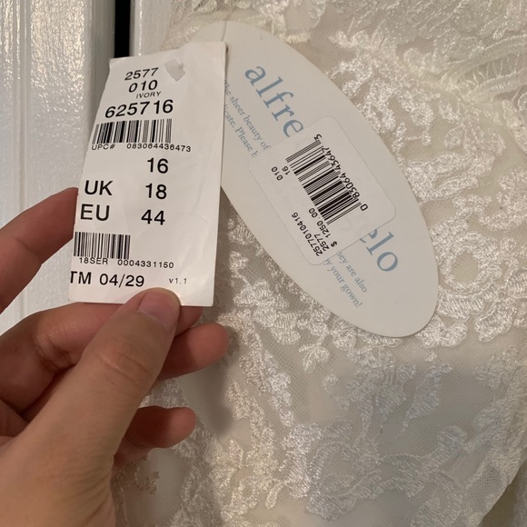 Gorgeous Wedding Dress - Unused - Picture 14 of 16